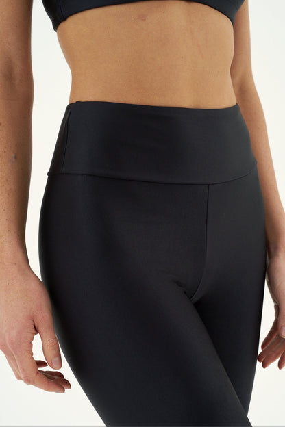 Pantalones tipo leggings ajustados negros