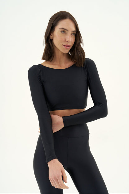 Top corto negro de manga larga