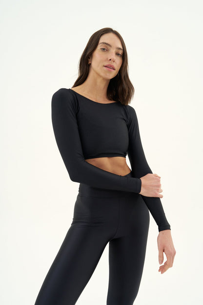 Top corto negro de manga larga