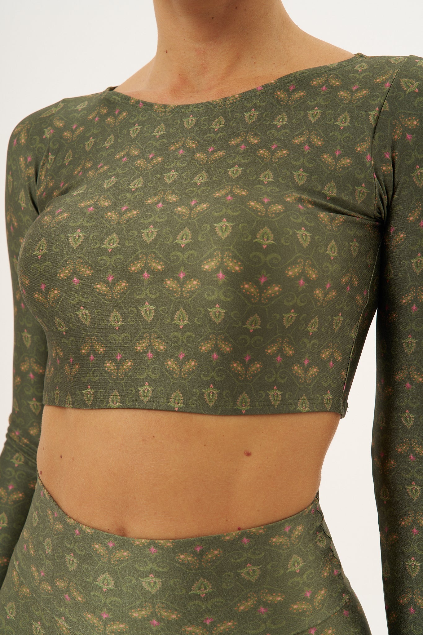Top cropped manga longa Paisley