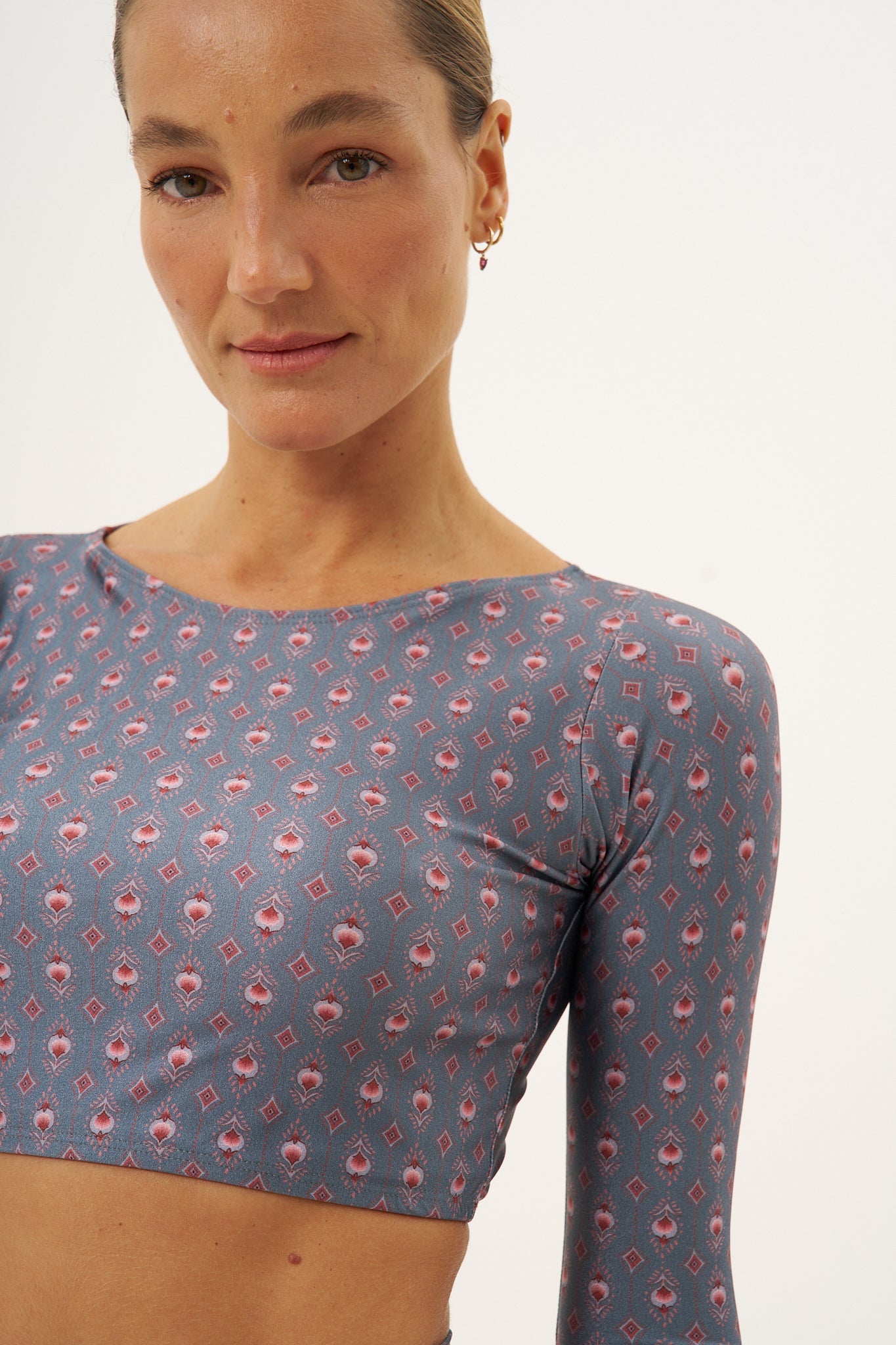 Top cropped manga longa Pétala
